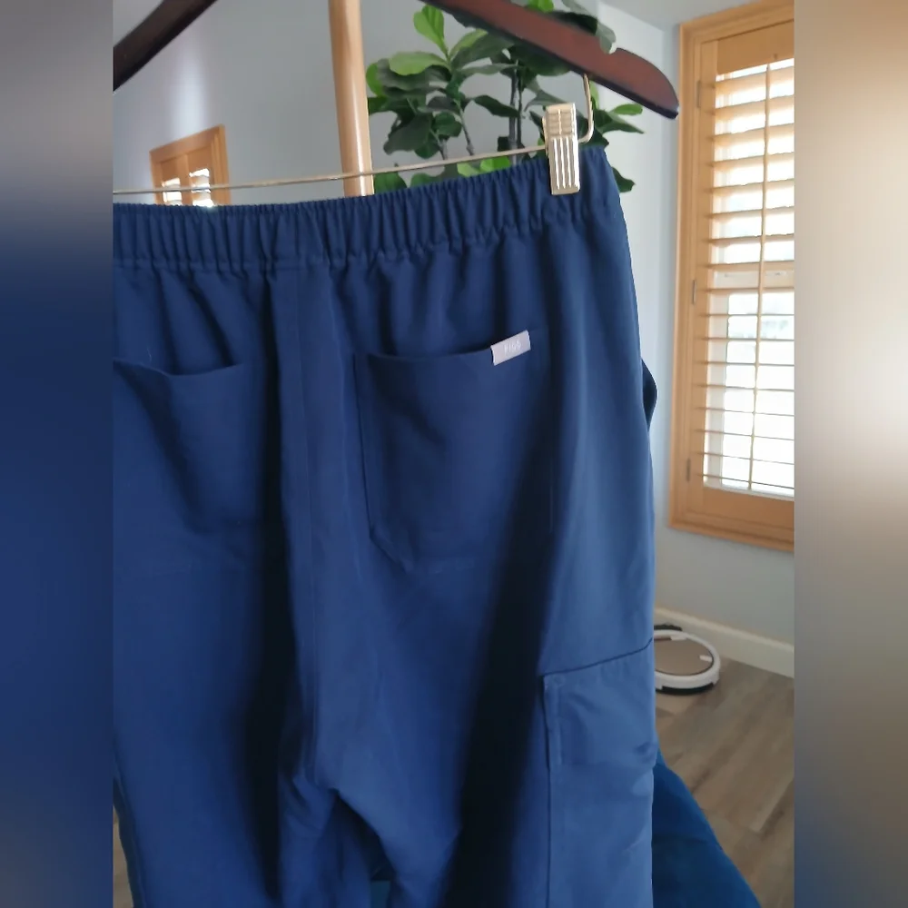 Figs Men's Cargo Jogger Pants in Navy. Size M